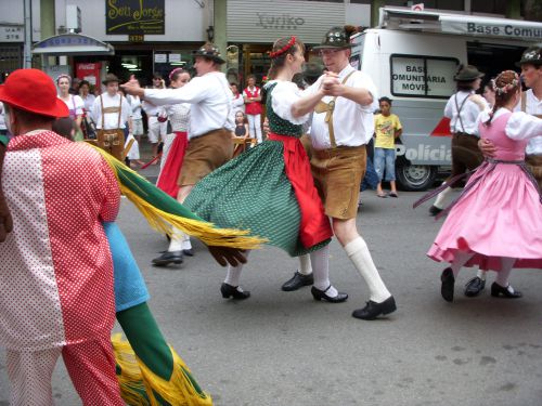 ドイツの民族舞踊を披露するグループ