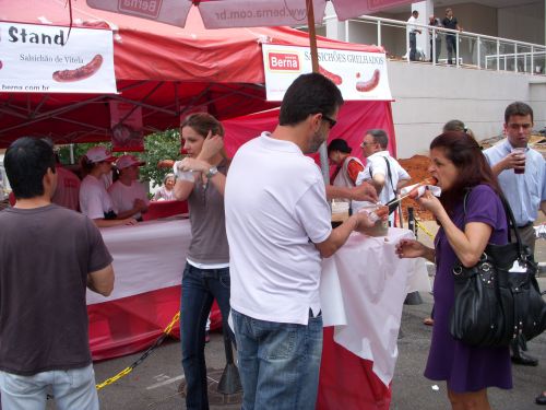 フランクフルトを食べる人たち