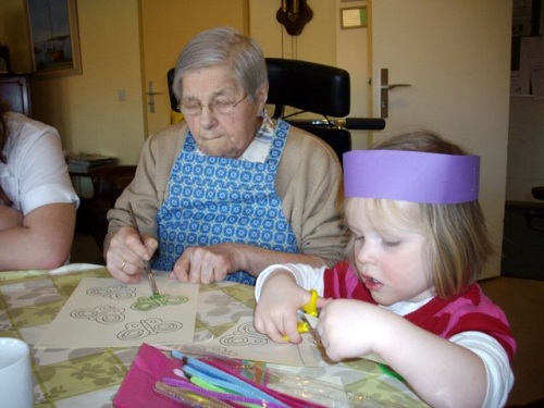 幼稚園の子供たちと一緒に工作を