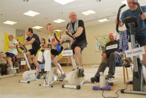 ジムで汗を流すシルバー世代の人びと