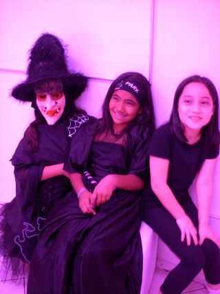 英語教室のハロウィーンパーティーに仮装衣装を着て参加した少女たち