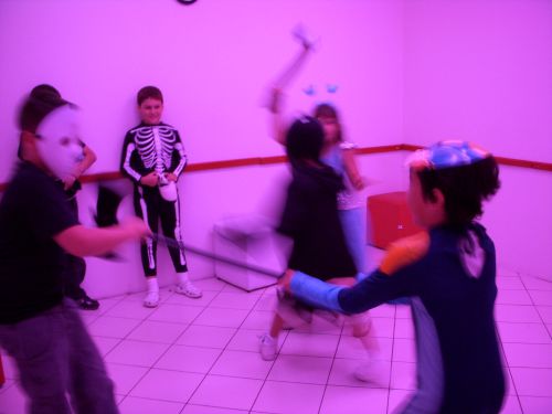 仮装衣装で戦う子どもたち