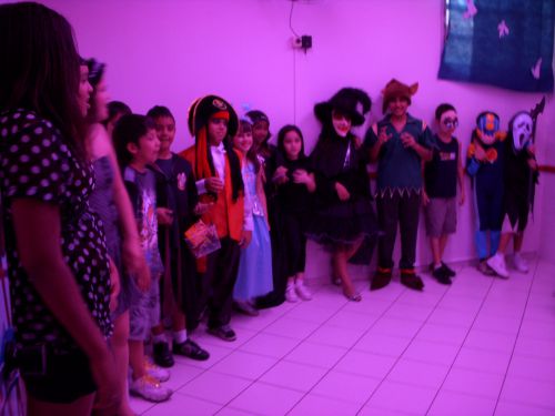 英語教室でハロウィーンパーティーの記念撮影のために並ぶ子どもたち