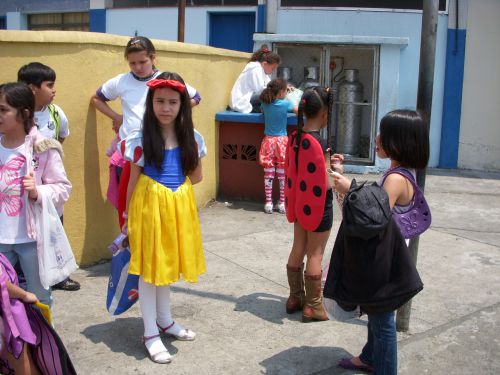 初等学校での子どもの日のパーティーで仮装衣装を身につけた子どもたち