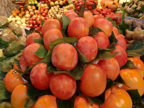 マルシェで売られている柿です。形は縦に長く一見柿に見えませんでした