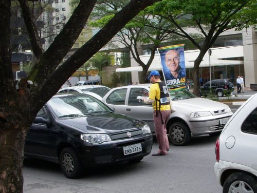 女性大統領候補ジウマ氏の対立候補であるブラジル社会民主党（PSDB）のセーラ・サンパウロ州知事の選挙運動をする人
