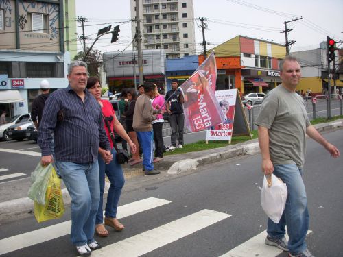 大通りで労働党（PT）を応援する若者