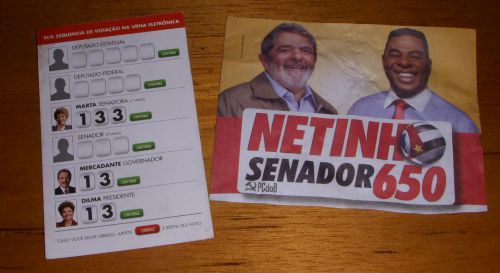 ルーラ大統領の母体である労働党（PT）からの候補者たちの選挙番号を記したカード（一番下が女性大統領候補のジウマ氏）とルーラ大統領の横にいる労働党の上院議員候補ネッチーニョ氏