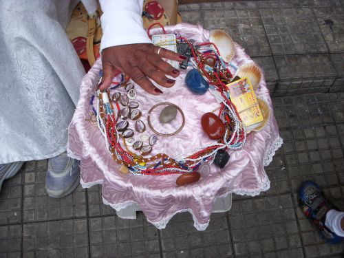 小さな巻貝（左の方）やタロットの占いが選べる路上の占い師の台