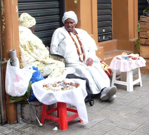 どこからともなく現れる独特の神秘的な衣装を着た占い師の女性たち