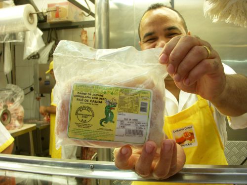 ワニの冷凍肉を取り出してくれた店員さん