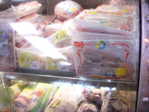 カエルの冷凍肉の横にワニの冷凍肉は並んでいます