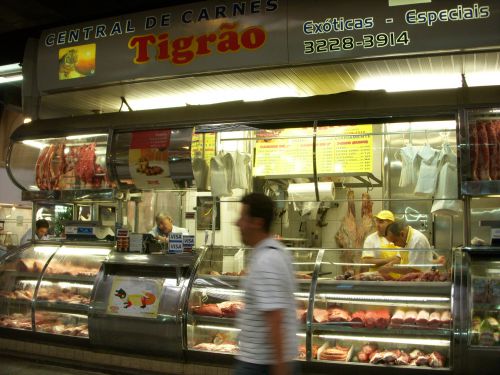 ワニ肉を販売する市立市場の肉屋さんの一軒。隣の肉屋さんでも販売しています