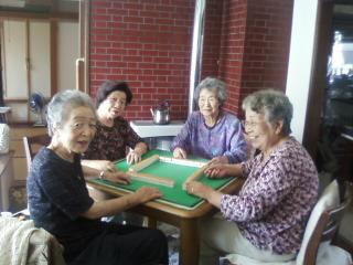 左から、安達愛子さん（83） 上村和恵さん（83） 大崎秋子さん（84） 祖母の高橋ひさ子（83）
