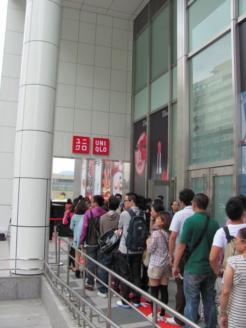 開店と同時に進んでいく行列