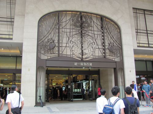 ユニクロ以外のもう一つの目玉・統一阪急百貨店の正門