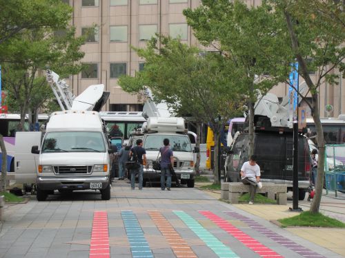 ユ二クロと統一阪急百貨店のオープンの取材に集まる台湾メディア