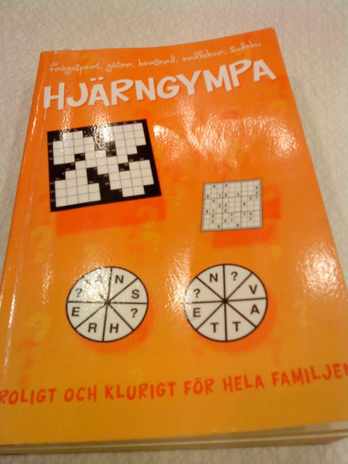 hjärngympa（ヤーンジンパ）とは脳の体操の意味、数独はもちろん、カックロなどのパズルも載っています