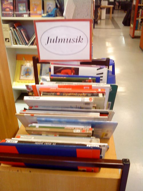 季節限定で設置された、図書館のクリスマス音楽の本コーナー