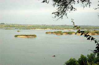 乾季はメコン川に小さな島が多く出現