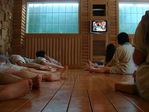 休日は家族連れやカップルで大賑わいです