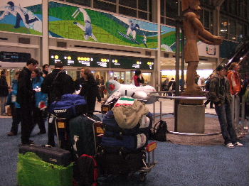 入管を出た外には夫が待っているのですが……。