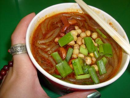 重慶名物の辛くてすっぱい太いはるさめ(のようなもの)