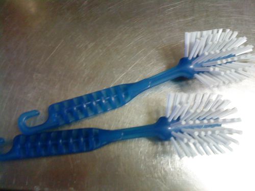 食器洗い用のブラシ　スーパーなどで一本10クローナ（120円）程度で売っていますが、イケアで買うともっと安いです。ブラシはスポンジ同様に消耗品です