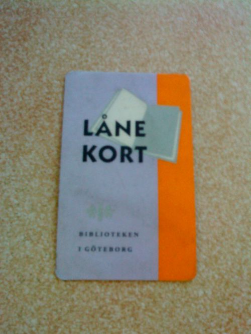 図書館の貸出券　ヨーテボリ市内の図書館で使うことができます。裏面にはカード番号とバーコードが付いており、利用者の確認ができます