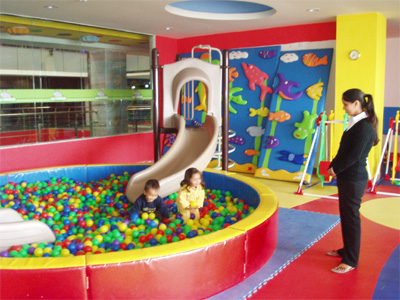滑り台からボールブールへダイブ！