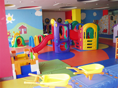 プラスチック遊具の色はかなりきつい印象