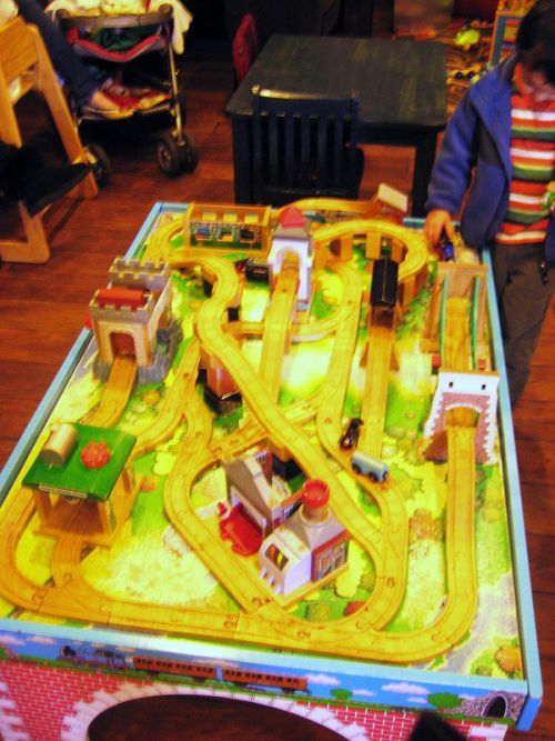 夢中で列車を走らせる子供