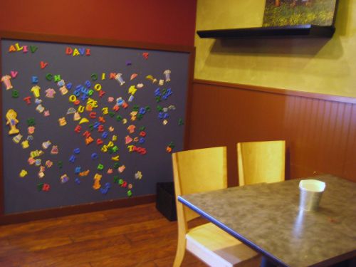 壁一面に付いているマグネット。アルファベット並べや着せ替え遊びができます