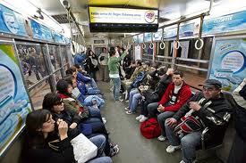 妊婦や子ども連れなどにはスブテ（地下鉄）でも必ず席を譲ってくれる