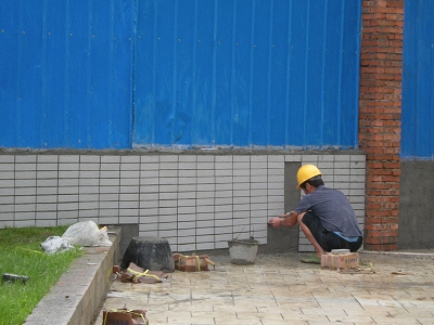どういう手順で貼っているのかちょっと疑問のタイル貼り