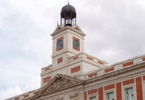 スペインの首都マドリッドにあるプエルタ・デル・ソル広場の時計
