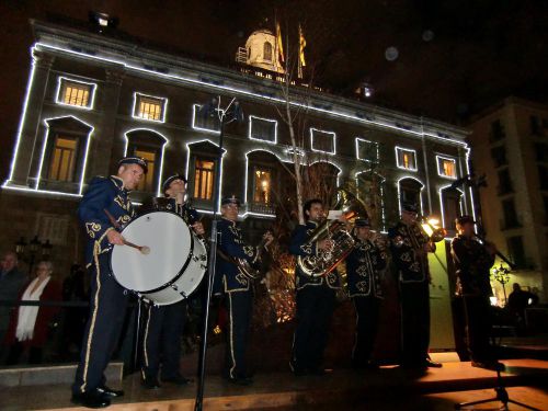 日本は、お正月用飾りがありますね。ここはクリスマス飾りが、引き続き使われて能率的