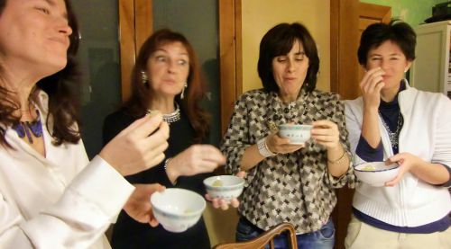 「口いっぱいに入れて、ウグウグもがき食べるのが楽しいのよ!」とスペイン人