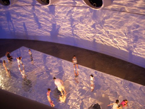 水をイメージしたスペースで走り回る子どもたち