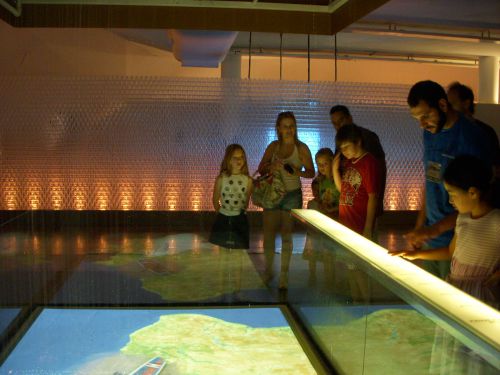 ブラジルの熱帯雨林各地域を、ボタンを押して水を上から降り注ぎながら確かめるコーナー