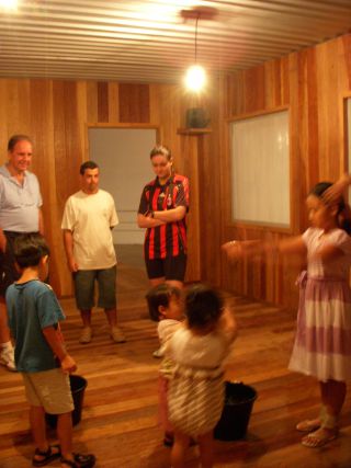 田舎のロッジで豪雨に見舞われた瞬間を再現（雨漏りしている）