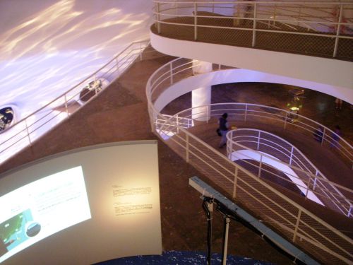 「水」がテーマの現代アート展会場のＯＣＡの内部のスロープ