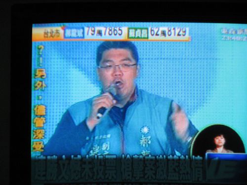 選挙前日の26日に銃撃され、重傷を負った連勝文氏（TVの映像を撮影）