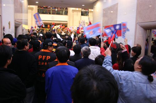 写真は2004年3月22日に起きた抗議行動の様子