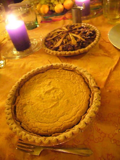 手前がジンジャーが香るパンプキンパイ。奥がナッツぎっしりの洋梨のパイ