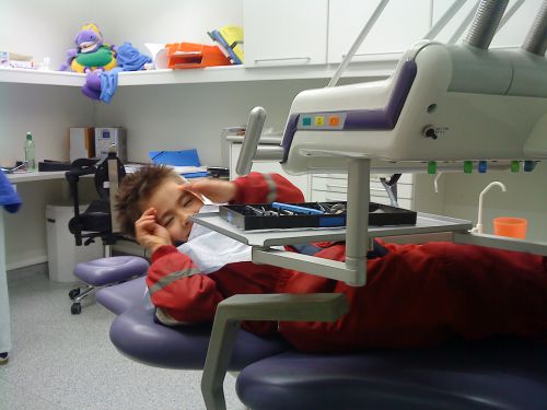 子供の歯科治療は無料です。治療の内容によっては、特に子供はトラウマにならないように全身麻酔で行う場合もあります