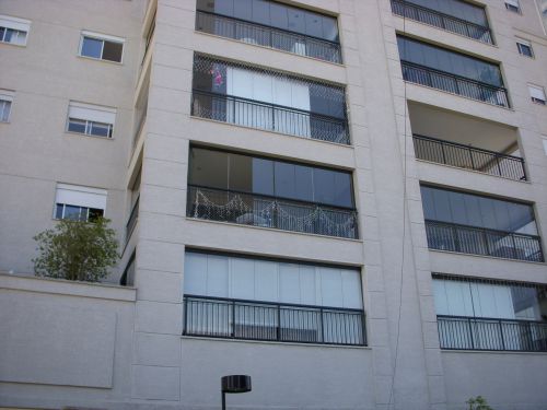 ガラス窓で囲んだマンションのベランダ