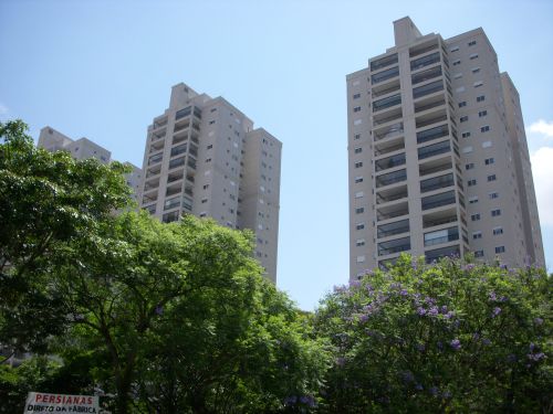 ガラス窓で囲まれることの多いマンションのベランダ