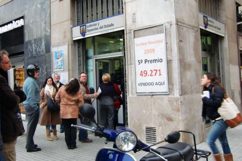 ここで買った宝くじは良く当たるらしく、一年中毎日並んでいる人々を見ます