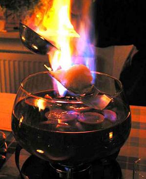 卓上で燃える！冬の飲み物「フォイヤーツァンゲンボウル」